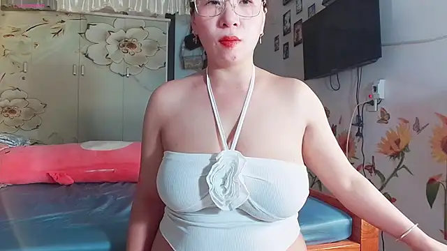 Snapshot of lyly_asian chatting on April 2026 05:14:01 PM lyly asian online show from April 2026 05:14:01 PM