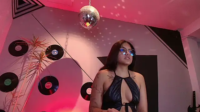 Lilith and Khloe online show from November 2025 11:21:01 AM