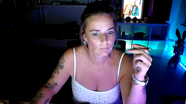 Snapshot of Mrs-Aurora chatting on October 2025 08:42:02 PM Mrs-Aurora online show from October 2025 08:42:02 PM