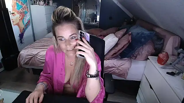 Mrs-Aurora online show from April 2026 06:10:02 PM