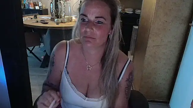 Snapshot of Mrs-Aurora chatting on April 2026 04:54:02 AM Mrs-Aurora online show from April 2026 04:54:02 AM