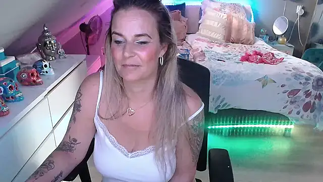 Snapshot of Mrs-Aurora chatting on May 2026 12:10:01 PM Mrs-Aurora online show from May 2026 12:10:01 PM