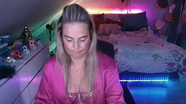 Snapshot of Mrs-Aurora chatting on May 2026 07:01:02 PM Mrs-Aurora online show from May 2026 07:01:02 PM