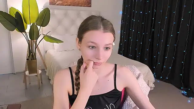 Snapshot of JulieDaniel chatting on April 2026 04:17:01 AM JulieDaniel online show from April 2026 04:17:01 AM