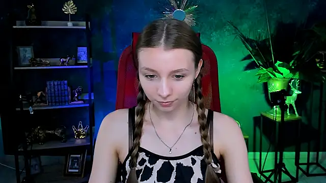 Snapshot of JulieDaniel chatting on June 2026 04:11:01 AM JulieDaniel online show from June 2026 04:11:01 AM