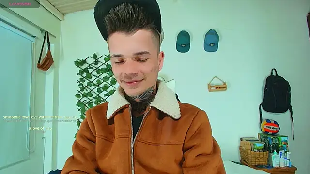 Snapshot of Gold_Loyal77 chatting on June 2026 10:44:01 PM Gold Loyal77 online show from June 2026 10:44:01 PM
