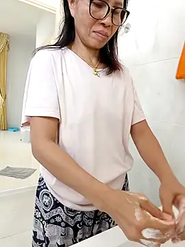 Mama Eva 1 online show from December 2025 12:41:01 AM