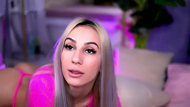 Snapshot of AwaLynch chatting on February 2026 05:04:01 AM AwaLynch online show from February 2026 05:04:01 AM