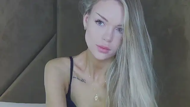 Snapshot of MarilynNova chatting on May 2026 04:32:02 AM MarilynNova online show from May 2026 04:32:02 AM
