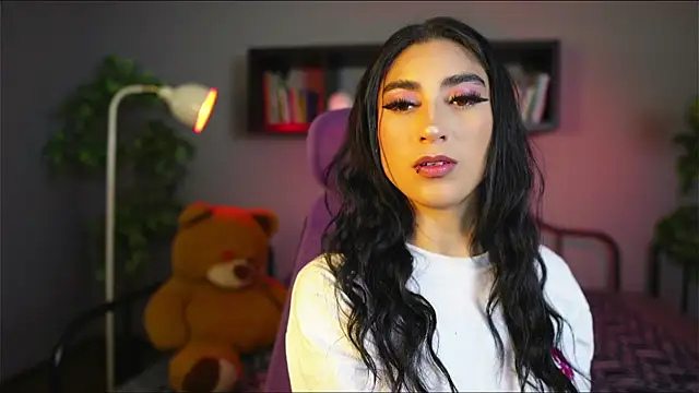 Emma and Issac online show from December 2025 04:09:01 AM