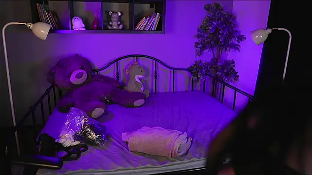 Emma and Issac online show from March 2026 02:04:02 AM