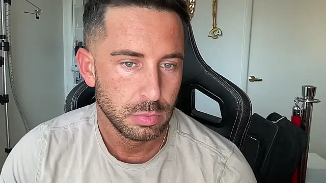 brettmycles28 online show from June 2026 01:24:01 PM