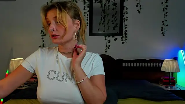 Ariana Spring online show from September 2025 02:17:02 PM