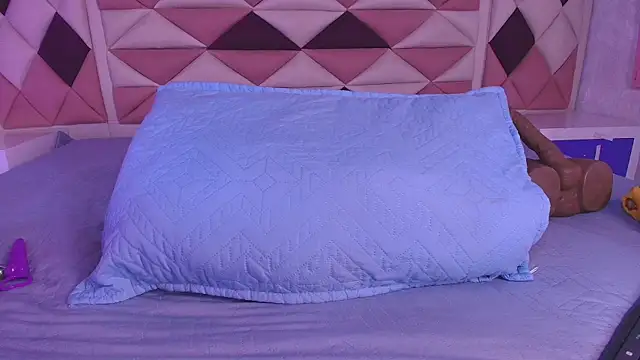 Snapshot of valecastro_ chatting on September 2025 07:13:02 PM valecastro  online show from September 2025 07:13:02 PM