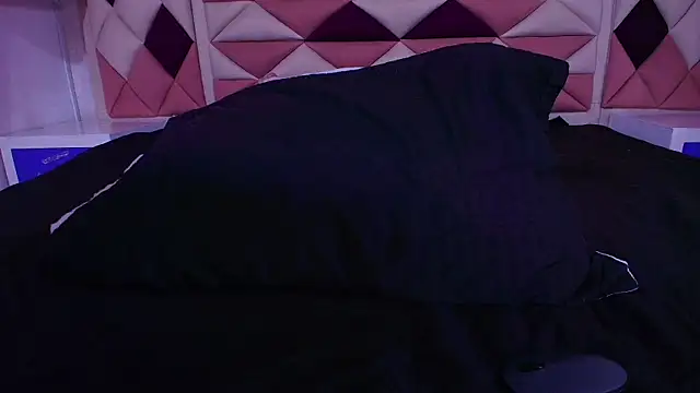 Snapshot of valecastro_ chatting on September 2025 07:17:02 PM valecastro  online show from September 2025 07:17:02 PM