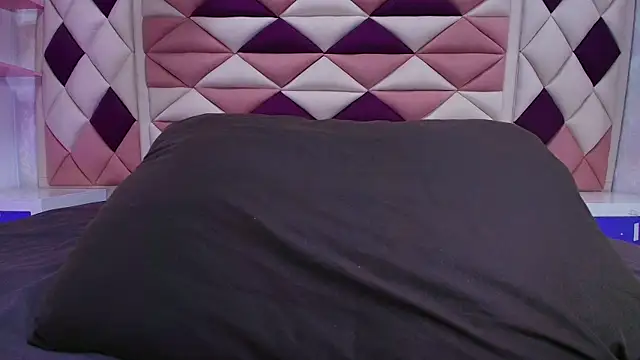 Snapshot of valecastro_ chatting on October 2025 07:11:01 PM valecastro  online show from October 2025 07:11:01 PM