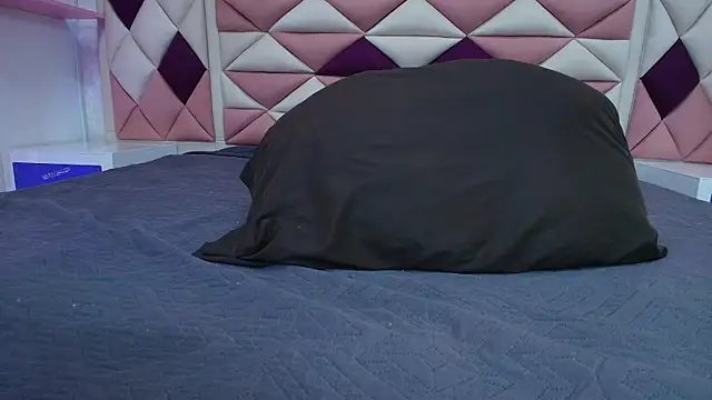 Snapshot of valecastro_ chatting on October 2025 07:13:01 PM valecastro  online show from October 2025 07:13:01 PM