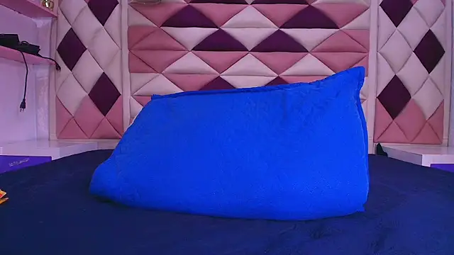 Snapshot of valecastro_ chatting on October 2025 07:14:02 PM valecastro  online show from October 2025 07:14:02 PM