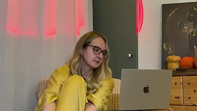 Snapshot of KiraxFate chatting on November 2025 06:51:01 PM KiraxFate online show from November 2025 06:51:01 PM