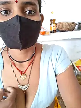 Snapshot of RAYI_Queen_3 chatting on November 2025 03:49:01 AM RAYI Queen 3 online show from November 2025 03:49:01 AM