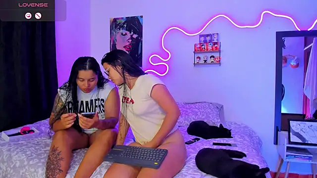 Dilan and Mia online show from October 2025 11:47:02 PM