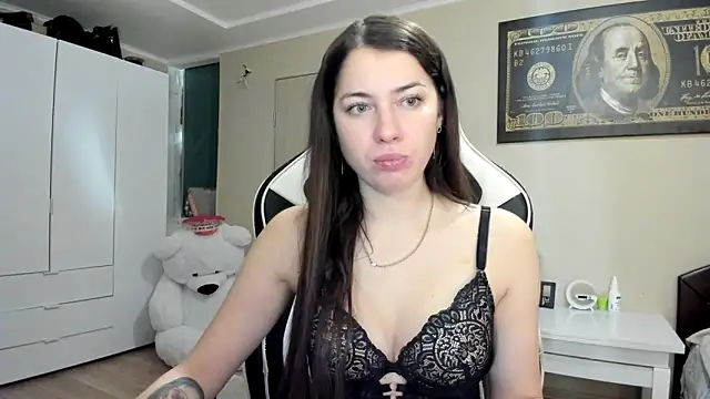 EmiLovsi online show from October 2025 04:50:01 PM