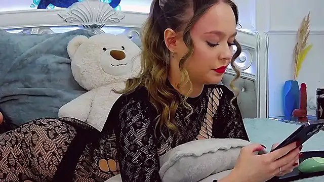 EvaMenders online show from November 2025 05:27:01 PM