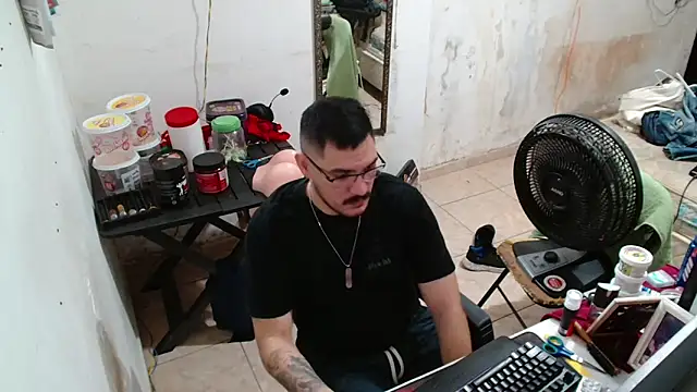 Leonino231 online show from December 2025 05:20:02 PM