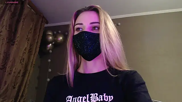 Snapshot of Iris_lave chatting on November 2025 04:23:01 PM Iris lave online show from November 2025 04:23:01 PM