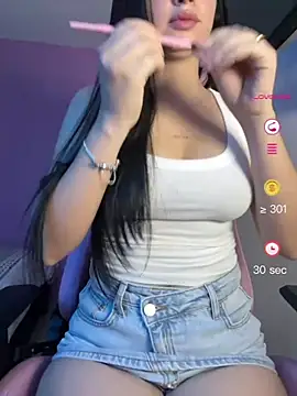 Snapshot of lucy_grey25 chatting on July 2026 04:33:01 PM lucy grey25 online show from July 2026 04:33:01 PM