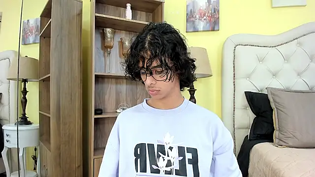 Ibratxandy online show from December 2025 07:11:01 PM