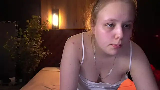Snapshot of CrystallPaws chatting on May 2026 05:35:01 AM CrystallPaws online show from May 2026 05:35:01 AM