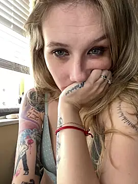 Snapshot of AutumnTides chatting on February 2026 05:00:02 PM AutumnTides online show from February 2026 05:00:02 PM