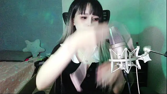 Snapshot of twlilybae chatting on June 2026 12:44:02 PM twlilybae online show from June 2026 12:44:02 PM