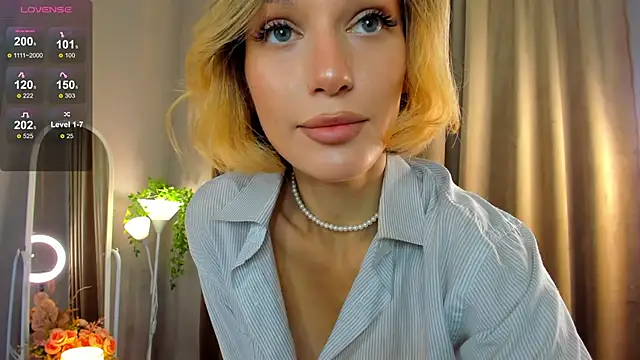 Ice Strawberry online show from September 2025 02:13:02 AM