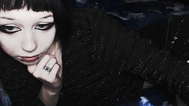 Snapshot of _LUCY_LAVE chatting on November 2025 04:33:02 AM  LUCY LAVE online show from November 2025 04:33:02 AM