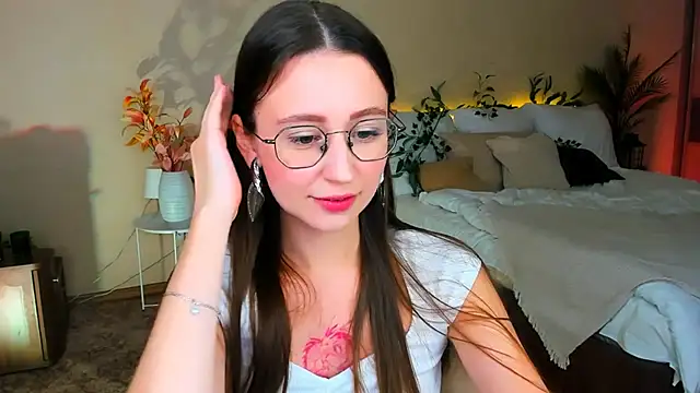 YourLovellyStory online show from November 2025 05:39:02 PM