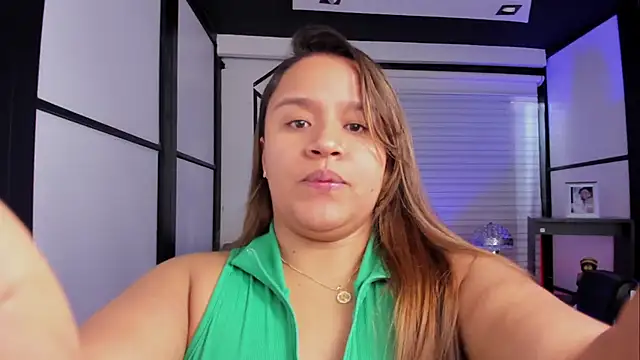 Snapshot of ElaBourn_ chatting on October 2025 02:07:01 PM ElaBourn online show from October 2025 02:07:01 PM