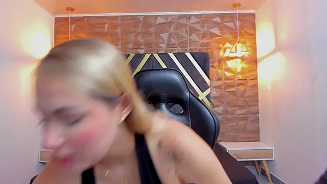 Snapshot of Emmaa_white_ chatting on May 2026 05:18:01 PM Emmaa white online show from May 2026 05:18:01 PM