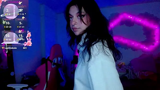 larah uwu online show from October 2025 07:40:01 PM