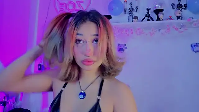 zoelight18 online show from December 2025 07:32:01 PM