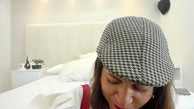 julieth var  online show from September 2025 01:16:02 PM