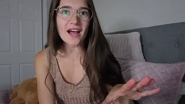 Snapshot of bambifarrina chatting on June 2026 01:43:02 AM bambifarrina online show from June 2026 01:43:02 AM