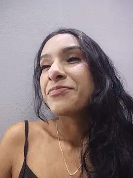 Snapshot of TharaMills chatting on June 2026 03:22:02 AM TharaMills online show from June 2026 03:22:02 AM