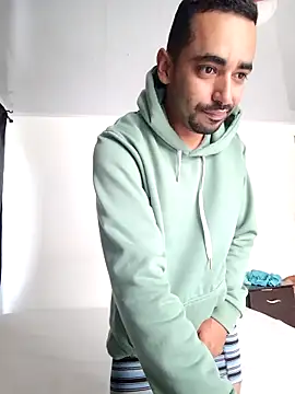 stivenlujan69 online show from November 2025 01:28:02 PM