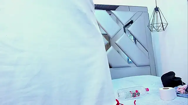 Lorenn Hill online show from November 2025 01:00:02 PM