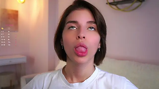 EleneButton online show from October 2025 01:25:01 AM