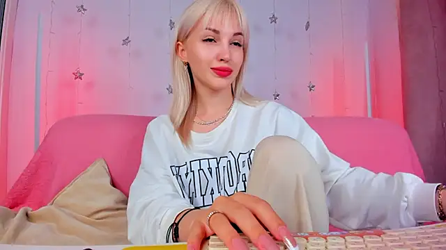 Snapshot of LisaFoxyMe chatting on June 2026 01:14:02 AM LisaFoxyMe online show from June 2026 01:14:02 AM