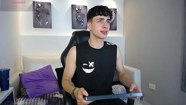 AdrianRinaldi online show from November 2025 08:08:02 PM