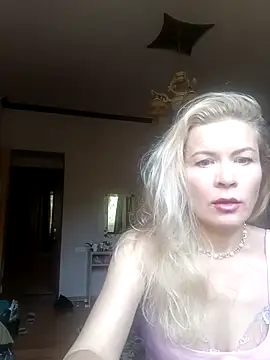 Julia Giulia online show from October 2025 10:45:01 AM